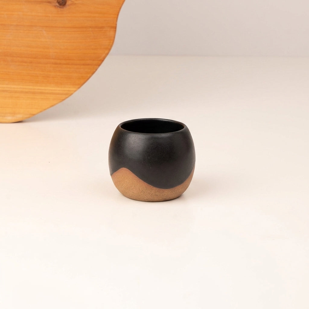 Copinho Esfera em cerâmica artesanal — argila Cappuccino, esmalte Preto Acetinado