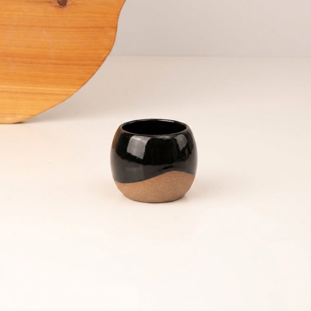 Copinho Esfera em cerâmica artesanal — argila Cappuccino, esmalte Preto Ébano