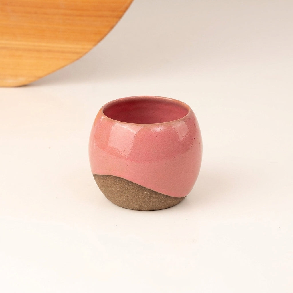 Copinho Esfera em cerâmica artesanal — argila Cappuccino, esmalte Rosa Barbie