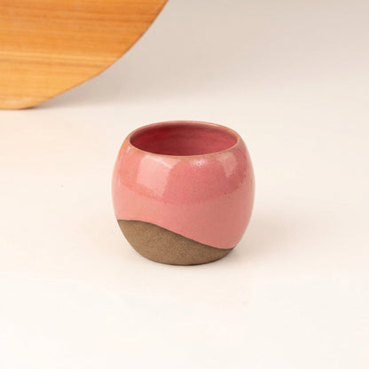 Copinho Esfera em cerâmica artesanal — argila Cappuccino, esmalte Rosa Barbie