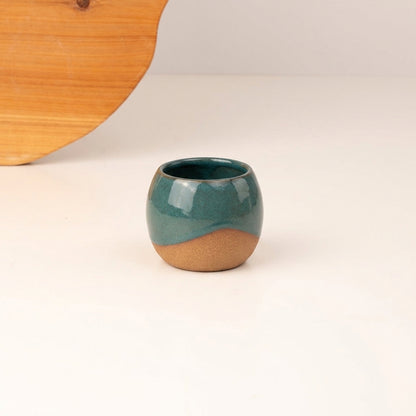 Copinho Esfera em cerâmica artesanal — argila Cappuccino, esmalte Verde Exército