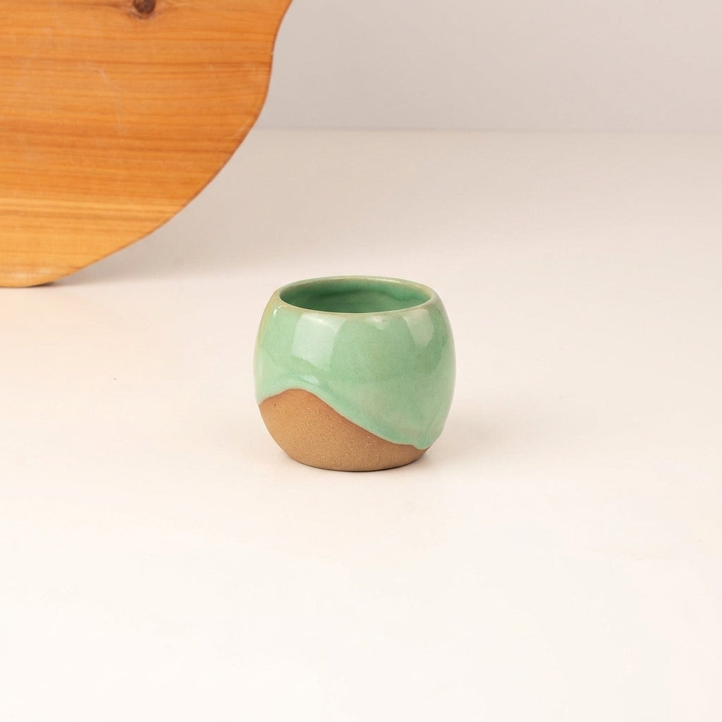 Copinho Esfera em cerâmica artesanal — argila Cappuccino, esmalte Verde Menta
