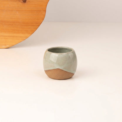 Copinho Esfera em cerâmica artesanal — argila Cappuccino, esmalte Verde Pompeia