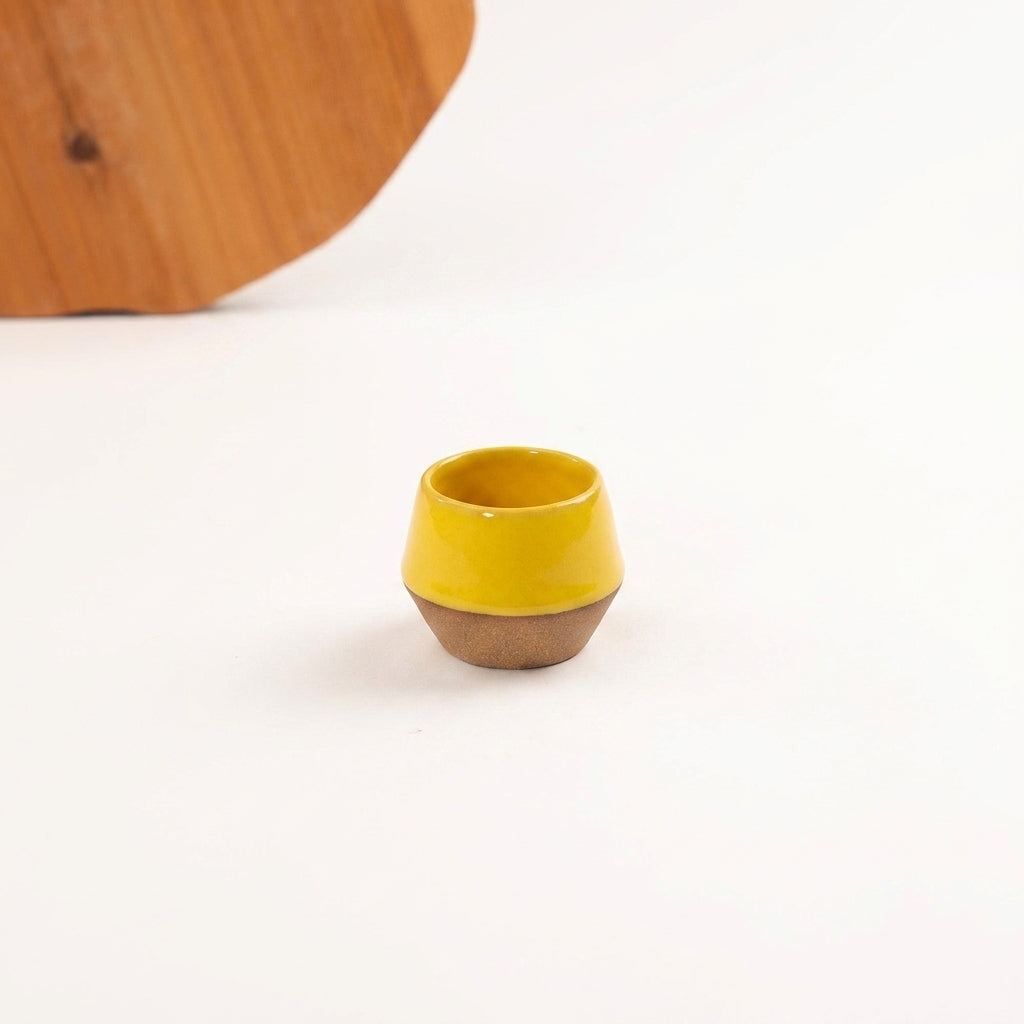 Copinho Losango em cerâmica artesanal — argila Cappuccino, esmalte Amarelo Intenso