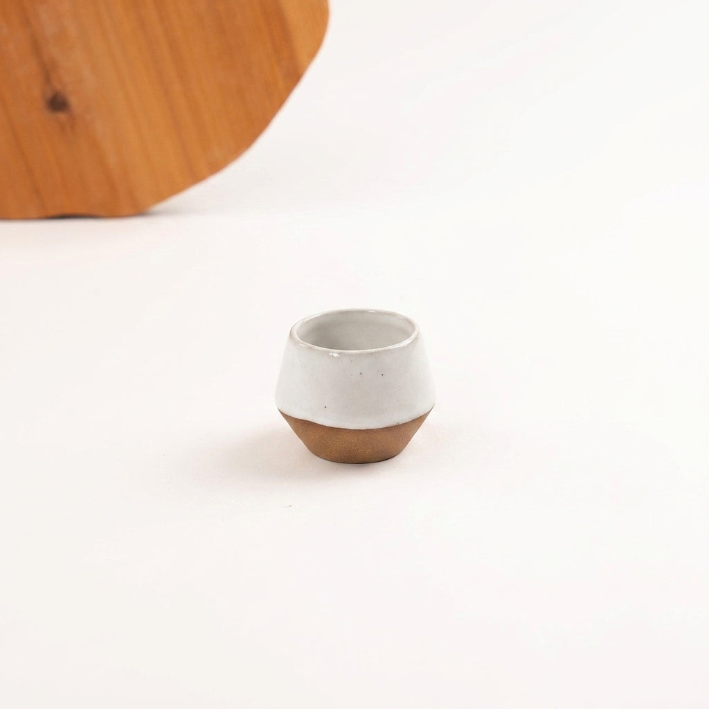 Copinho Losango em cerâmica artesanal — argila Cappuccino, esmalte Branco AMME