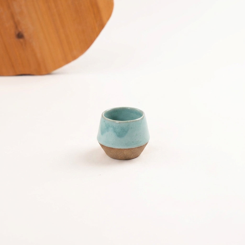 Copinho Losango em cerâmica artesanal — argila Cappuccino, esmalte Jujuba