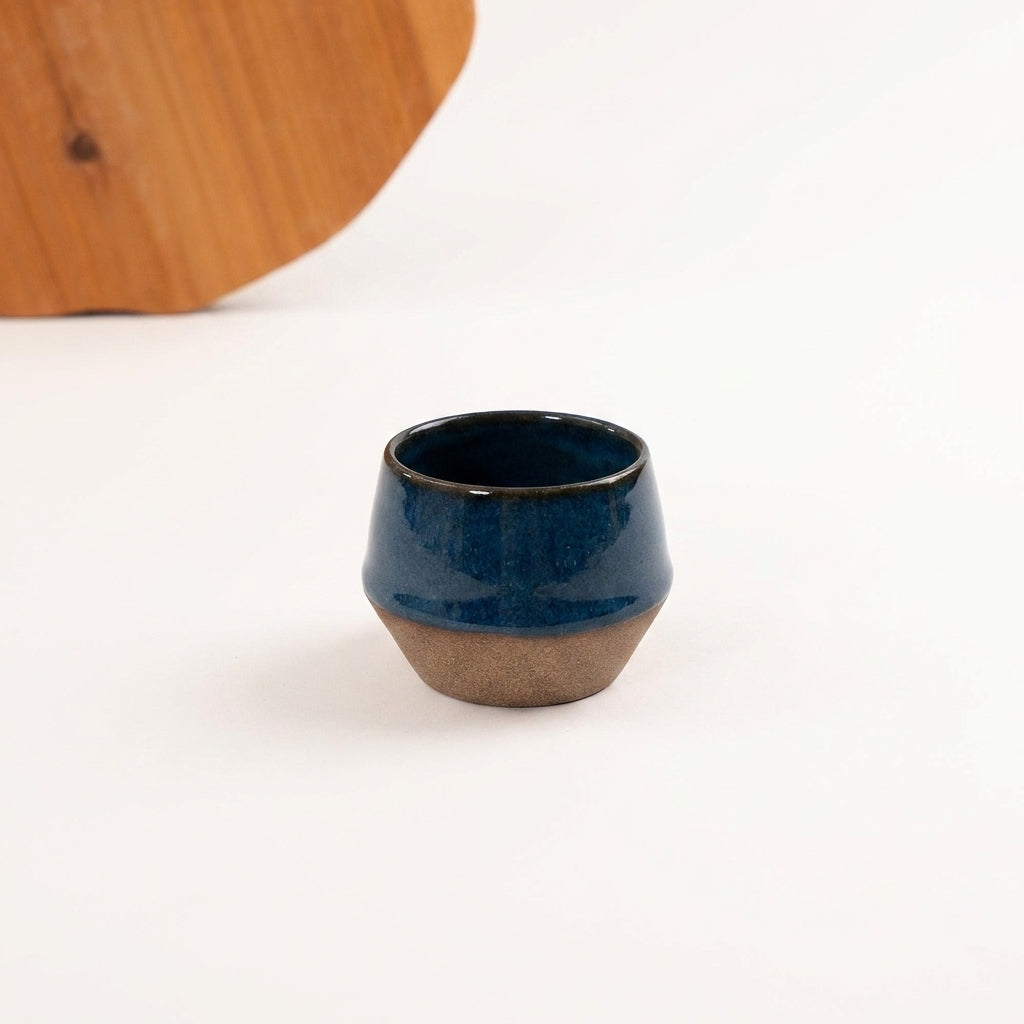 Copinho Losango em cerâmica artesanal — argila Cappuccino, esmalte Lazuli