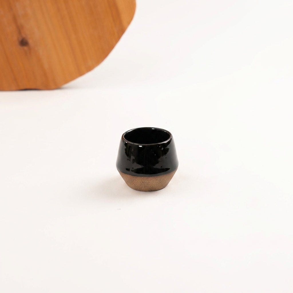 Copinho Losango em cerâmica artesanal — argila Cappuccino, esmalte Preto Ébano