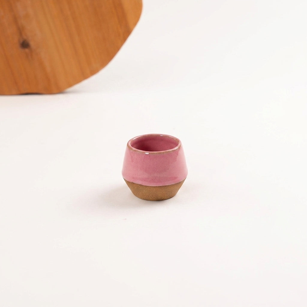 Copinho Losango em cerâmica artesanal — argila Cappuccino, esmalte Rosa Barbie