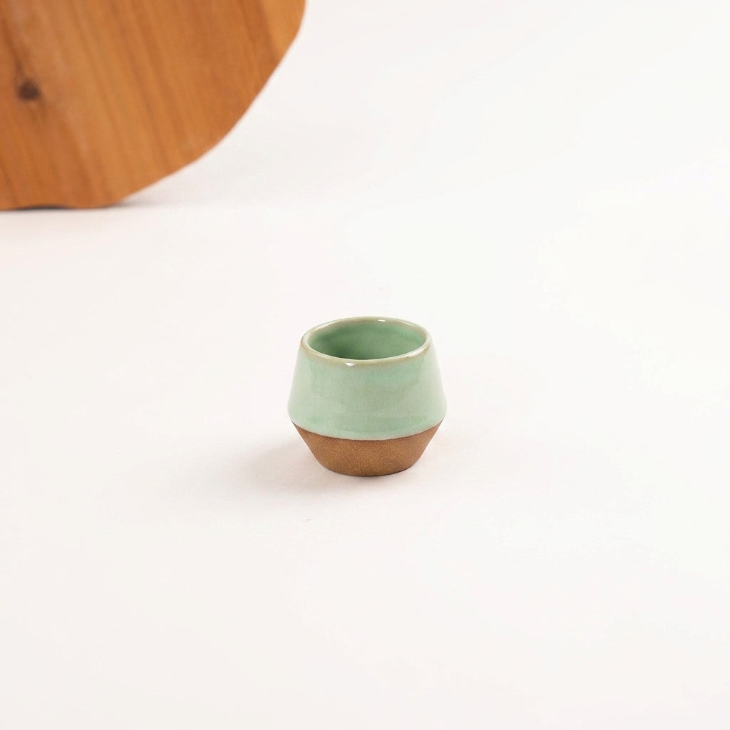 Copinho Losango em cerâmica artesanal — argila Cappuccino, esmalte Verde Menta