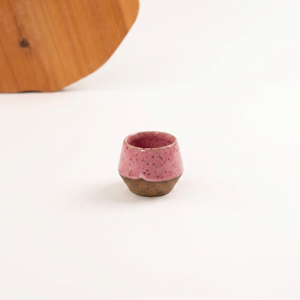 Copinho Losango em cerâmica artesanal — argila Flocos, esmalte Rosa Barbie