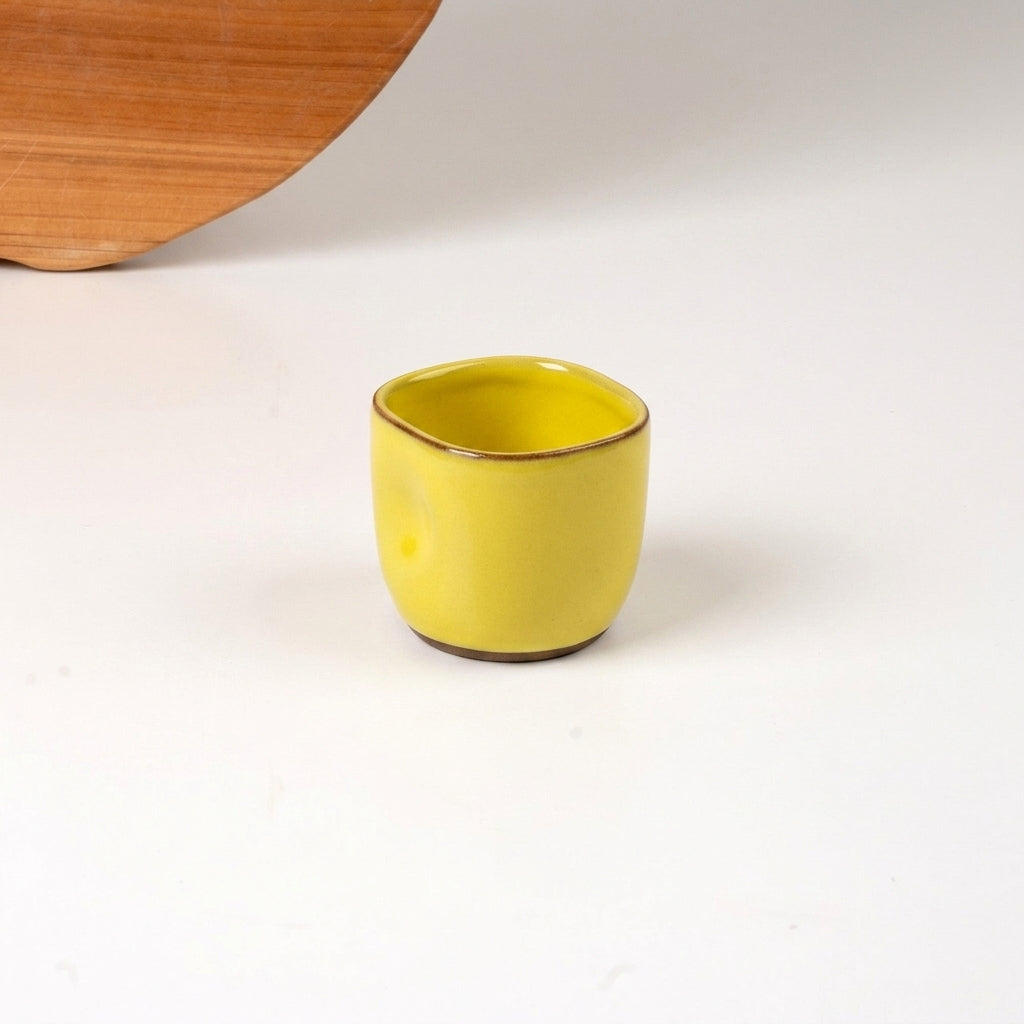 Copinho Quadrado Amassadinho em cerâmica artesanal — argila Cappuccino, esmalte Amarelo Intenso