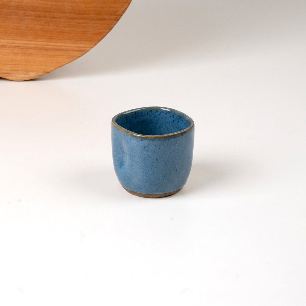 Copinho Quadrado Amassadinho em cerâmica artesanal — argila Cappuccino, esmalte Azul Safira