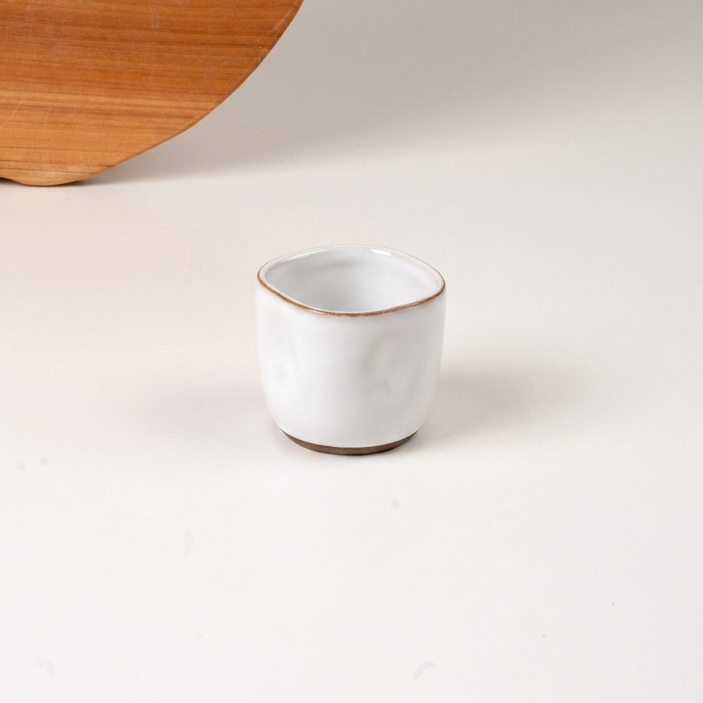 Copinho Quadrado Amassadinho em cerâmica artesanal — argila Cappuccino, esmalte Branco AMME