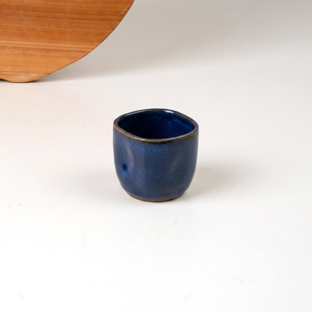 Copinho Quadrado Amassadinho em cerâmica artesanal — argila Cappuccino, esmalte Lazuli