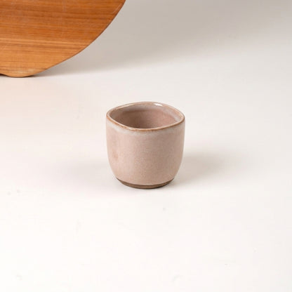 Copinho Quadrado Amassadinho em cerâmica artesanal — argila Cappuccino, esmalte Nude