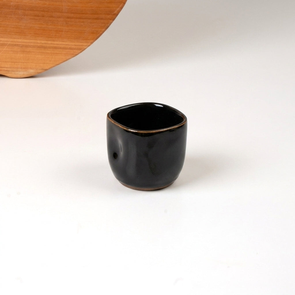 Copinho Quadrado Amassadinho em cerâmica artesanal — argila Cappuccino, esmalte Preto Ébano