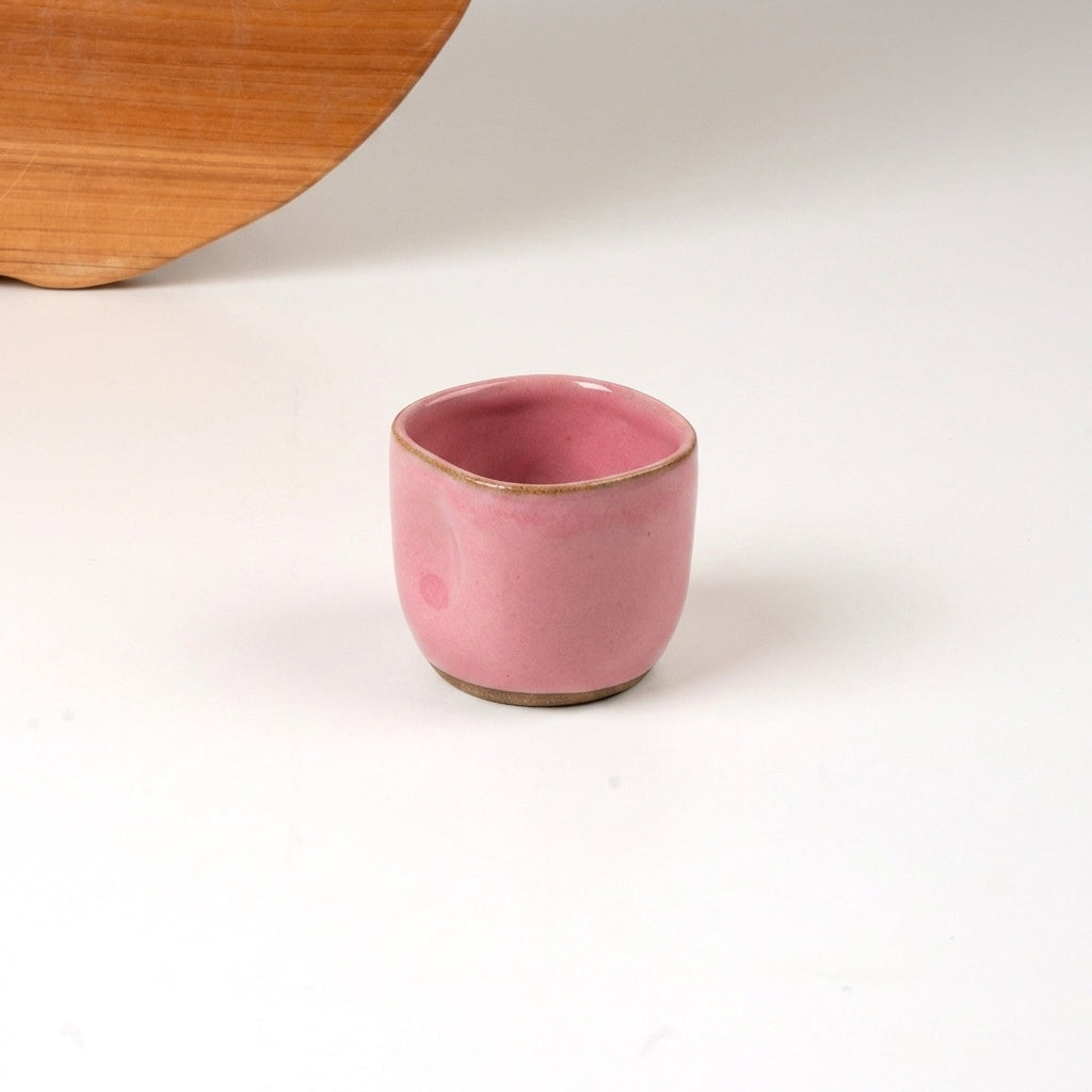 Copinho Quadrado Amassadinho em cerâmica artesanal — argila Cappuccino, esmalte Rosa Barbie