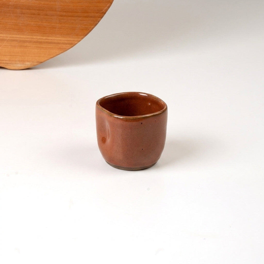Copinho Quadrado Amassadinho em cerâmica artesanal — argila Cappuccino, esmalte Sol de Terracota