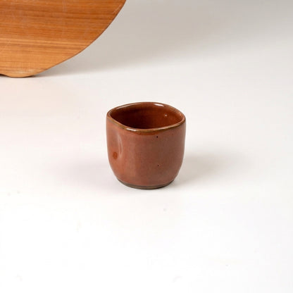 Copinho Quadrado Amassadinho em cerâmica artesanal — argila Cappuccino, esmalte Sol de Terracota