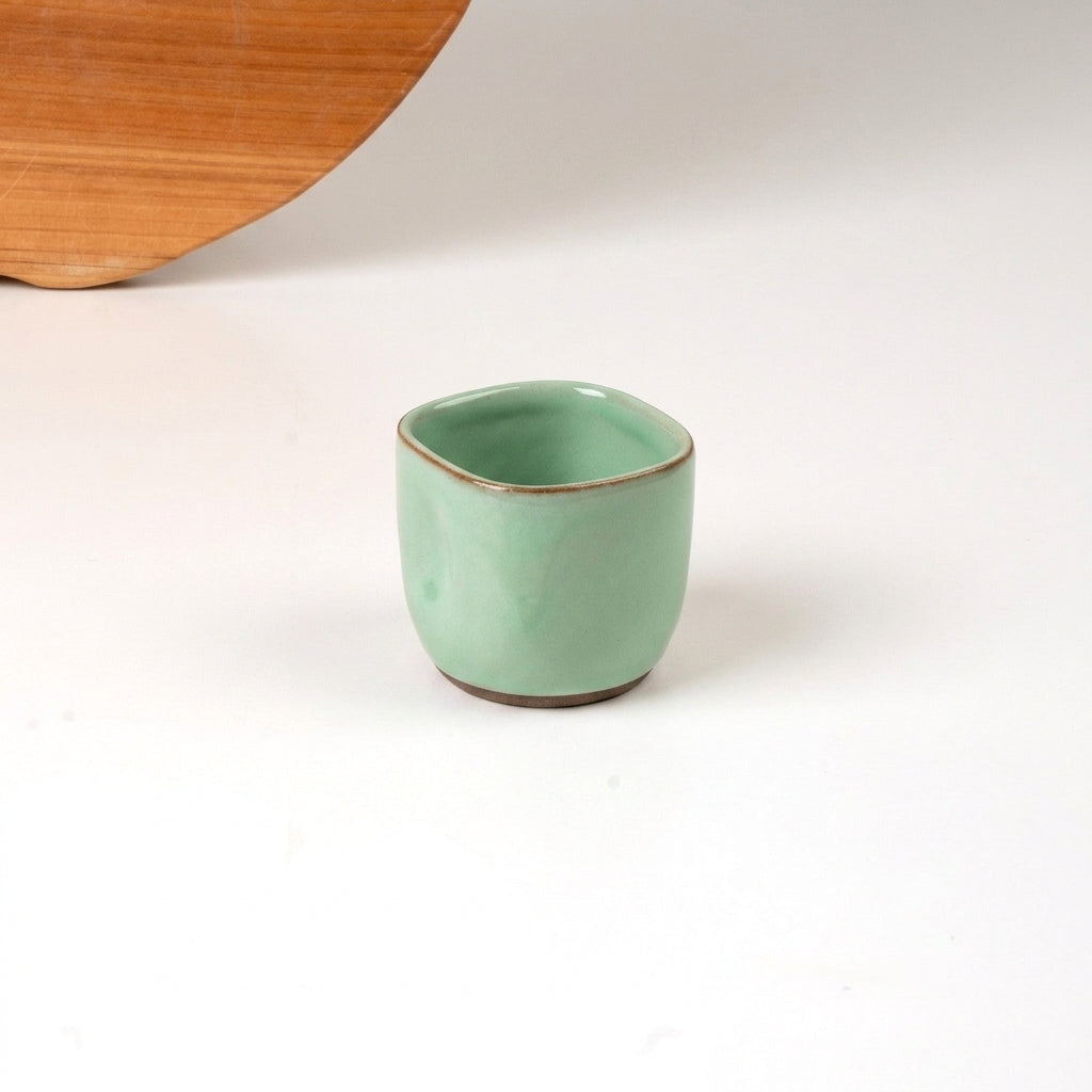 Copinho Quadrado Amassadinho em cerâmica artesanal — argila Cappuccino, esmalte Verde Menta