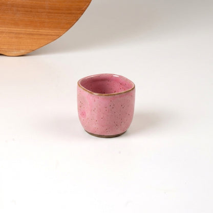 Copinho Quadrado Amassadinho em cerâmica artesanal — argila Flocos, esmalte Rosa Barbie