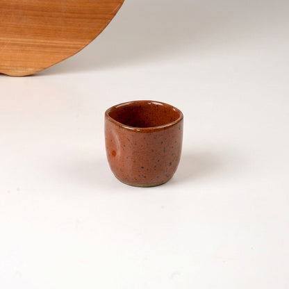 Copinho Quadrado Amassadinho em cerâmica artesanal — argila Flocos, esmalte Sol de Terracota