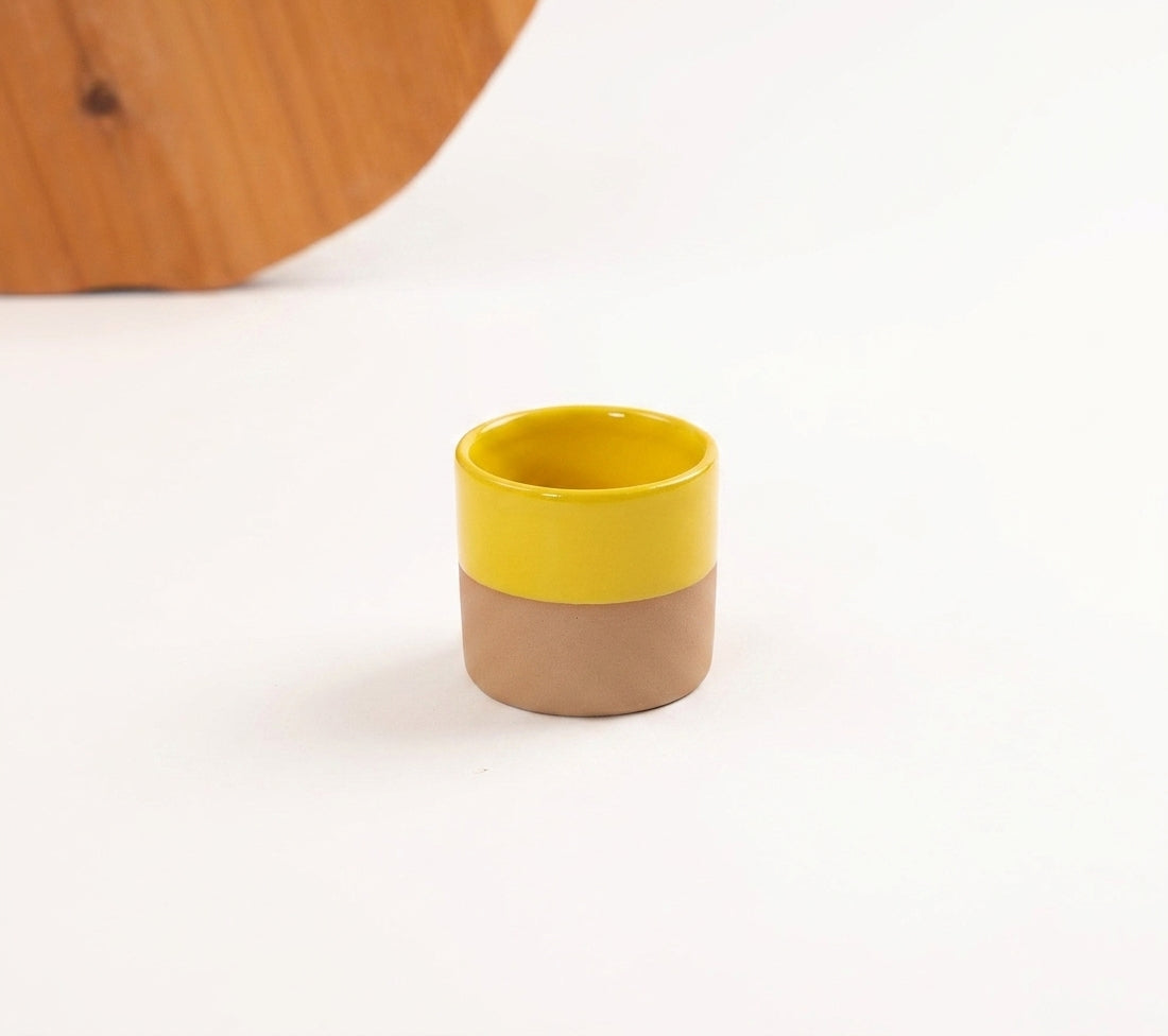 Copinho Reto em cerâmica artesanal — argila Cappuccino, esmalte Amarelo Intenso
