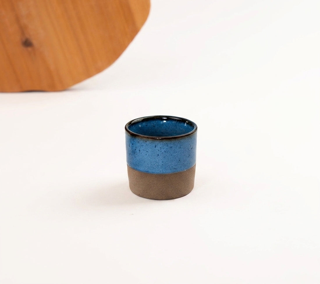 Copinho Reto em cerâmica artesanal — argila Cappuccino, esmalte Azul Safira