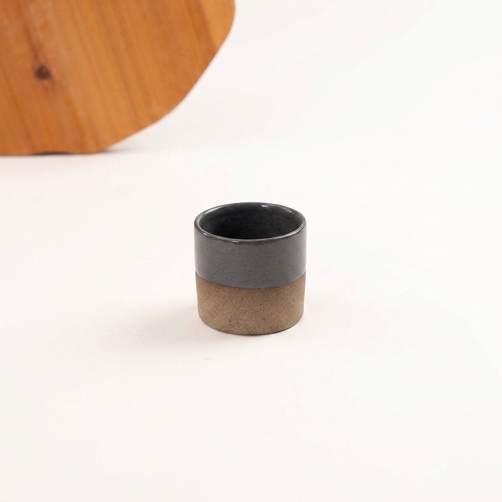 Copinho Reto em cerâmica artesanal — argila Cappuccino, esmalte Grafite