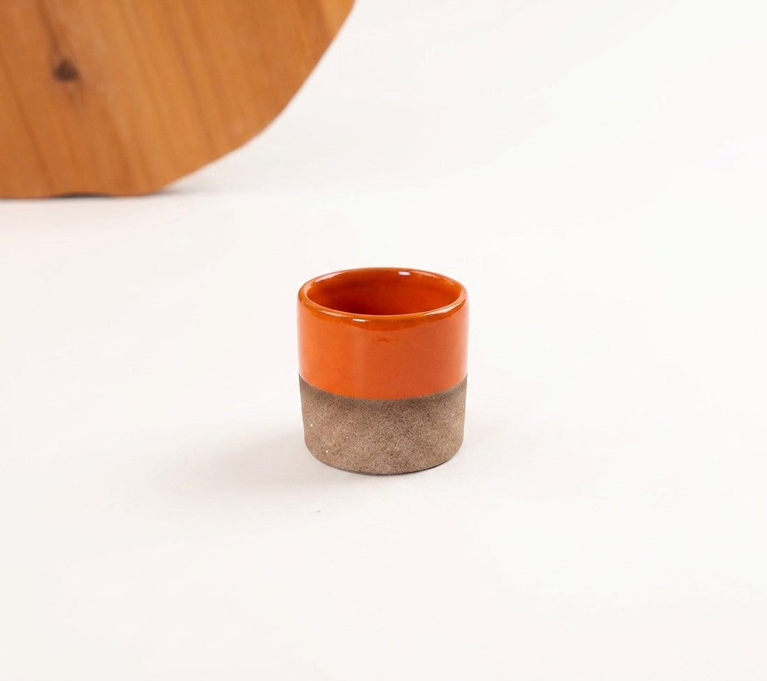 Copinho Reto em cerâmica artesanal — argila Cappuccino, esmalte Laranja Intenso