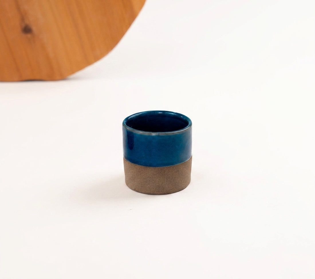 Copinho Reto em cerâmica artesanal — argila Cappuccino, esmalte Lazuli
