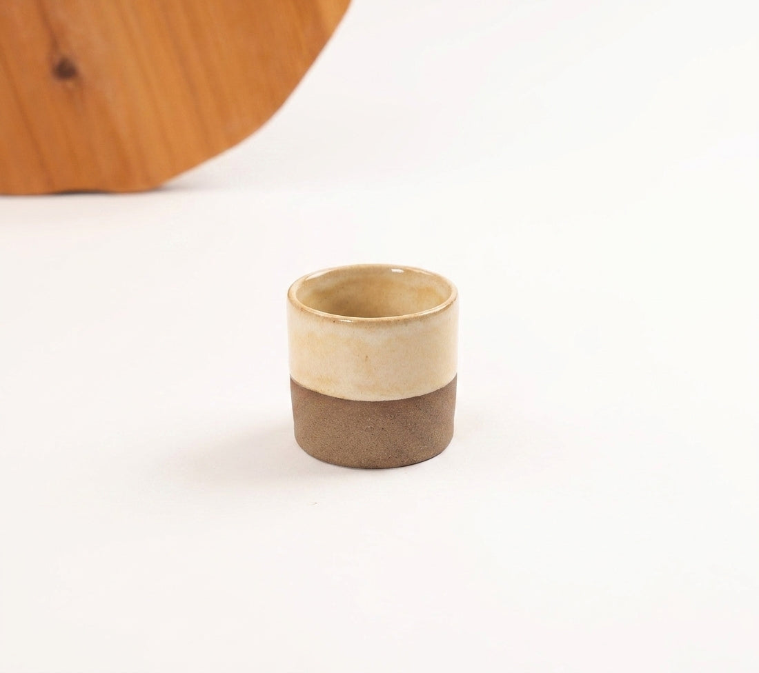 Copinho Reto em cerâmica artesanal — argila Cappuccino, esmalte Pedra Sabão
