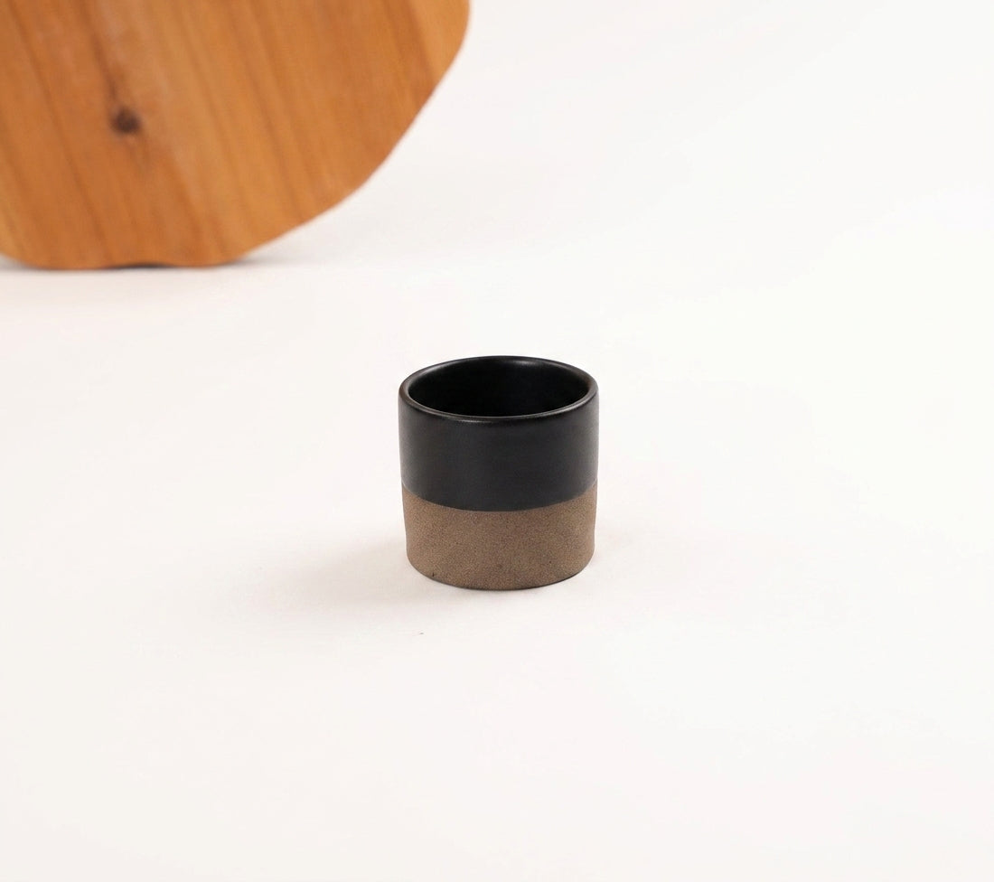 Copinho Reto em cerâmica artesanal — argila Cappuccino, esmalte Preto Acetinado