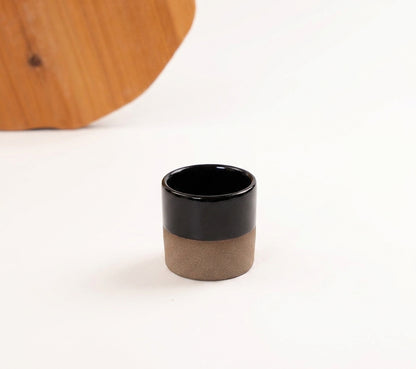 Copinho Reto em cerâmica artesanal — argila Cappuccino, esmalte Preto Ébano