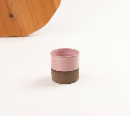 Copinho Reto em cerâmica artesanal — argila Cappuccino, esmalte Rosa Barbie