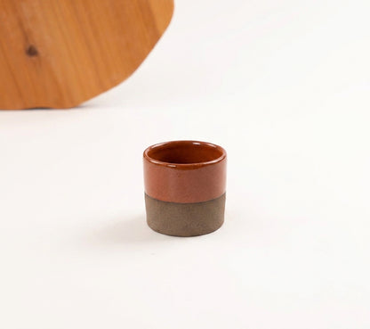 Copinho Reto em cerâmica artesanal — argila Cappuccino, esmalte Sol de Terracota