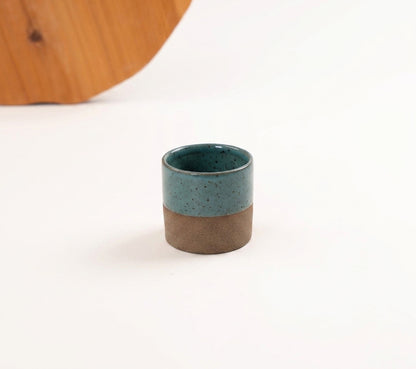 Copinho Reto em cerâmica artesanal — argila Cappuccino, esmalte Verde Exército