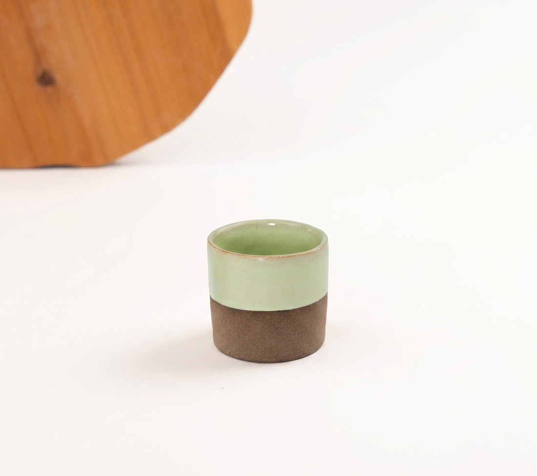 Copinho Reto em cerâmica artesanal — argila Cappuccino, esmalte Verde Menta