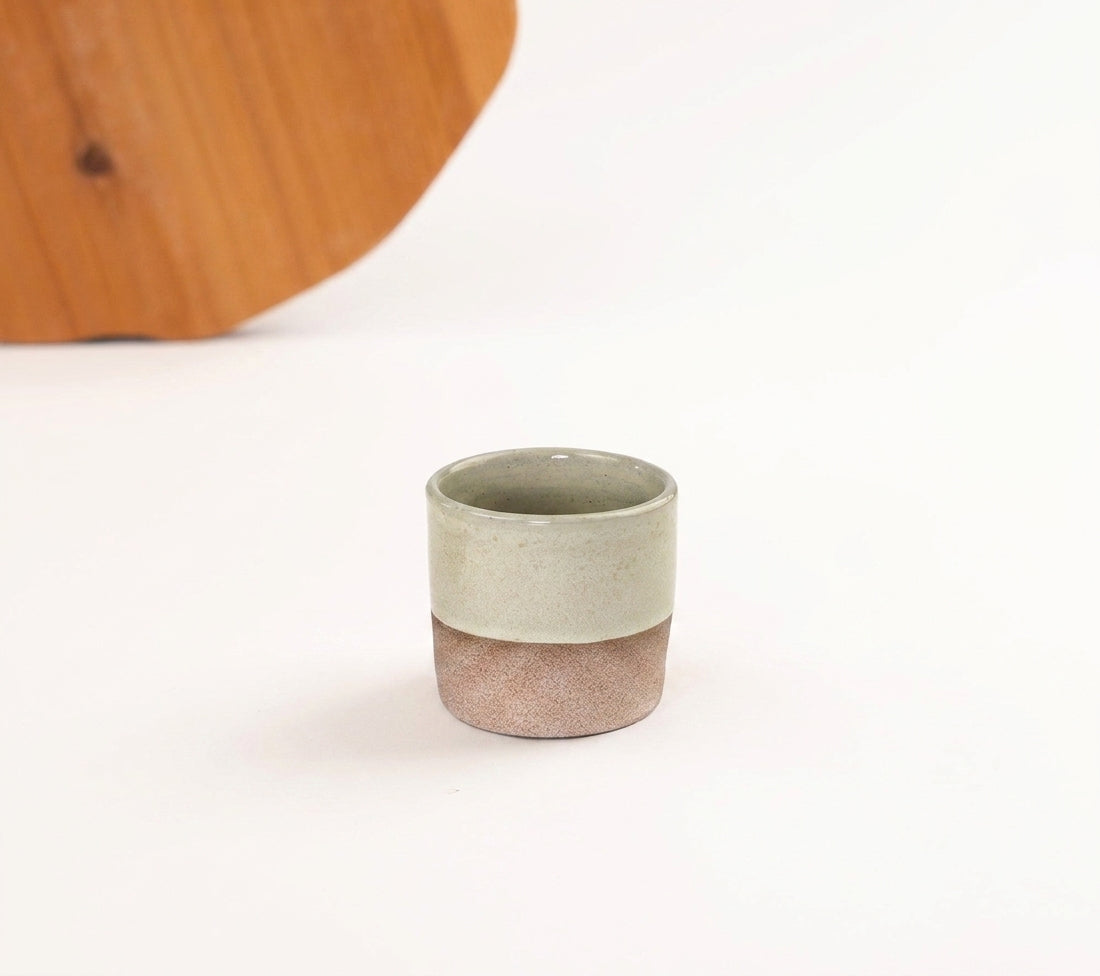 Copinho Reto em cerâmica artesanal — argila Cappuccino, esmalte Verde Pompeia