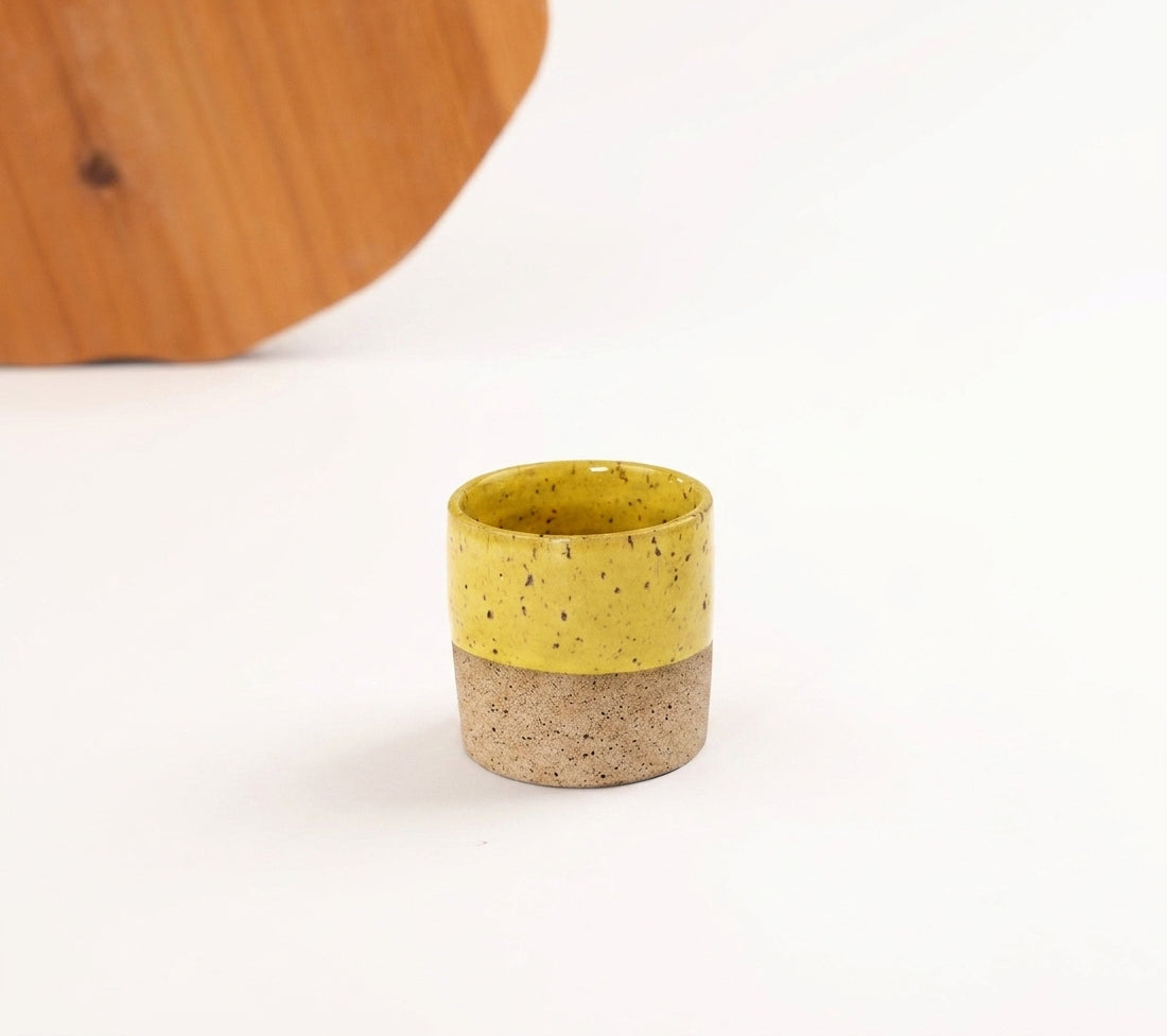 Copinho Reto em cerâmica artesanal — argila Flocos, esmalte Amarelo Intenso