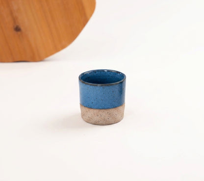 Copinho Reto em cerâmica artesanal — argila Flocos, esmalte Azul Safira