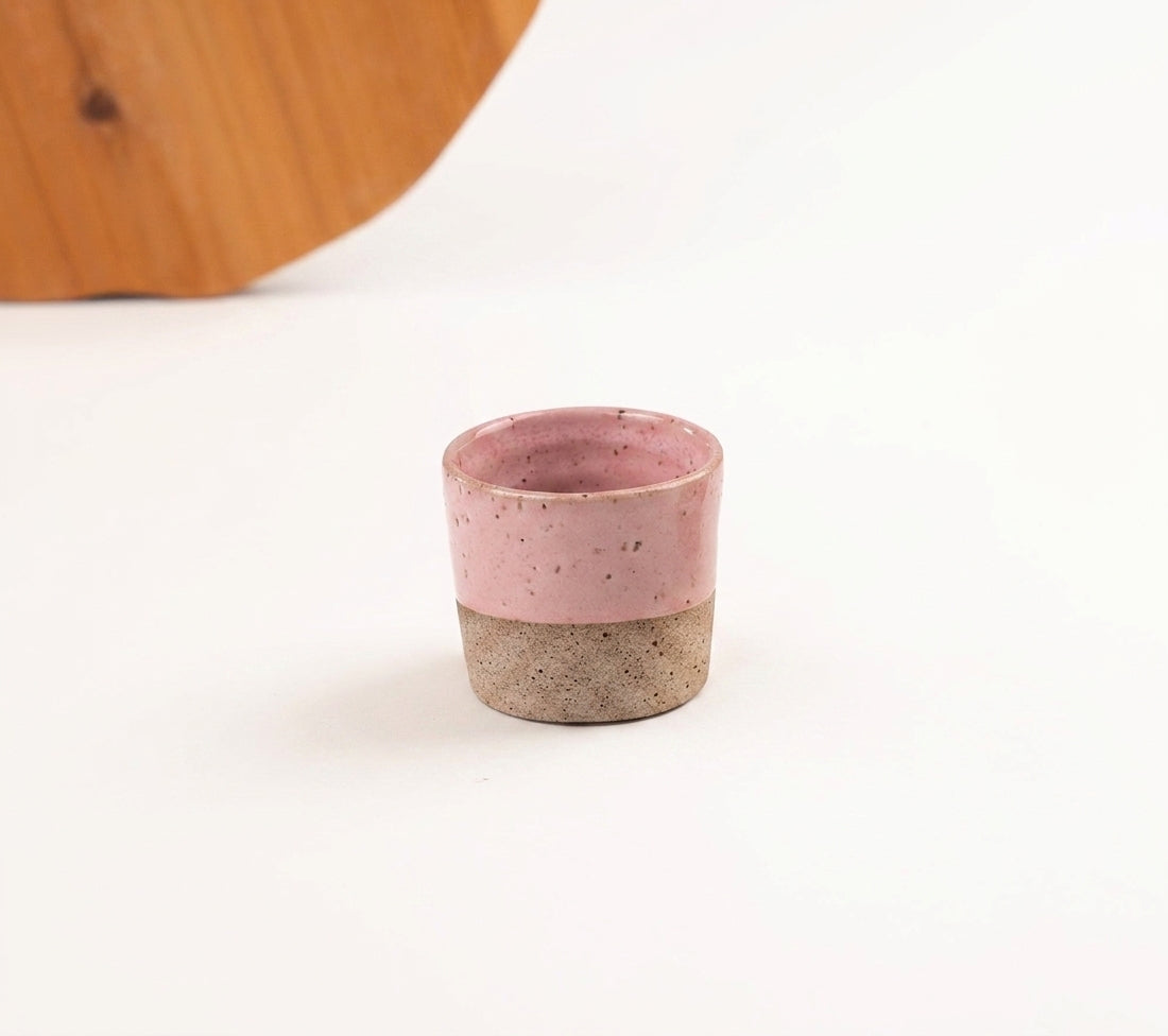 Copinho Reto em cerâmica artesanal — argila Flocos, esmalte Rosa Barbie