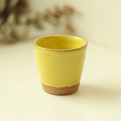 Copinho Tulipa em cerâmica artesanal — argila Cappuccino, esmalte Amarelo Intenso