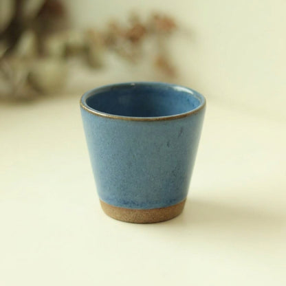 Copinho Tulipa em cerâmica artesanal — argila Cappuccino, esmalte Azul Safira