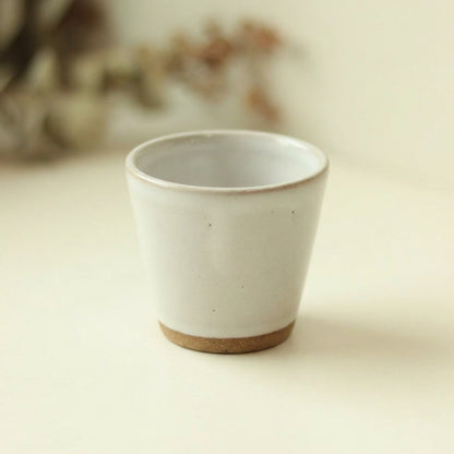 Copinho Tulipa em cerâmica artesanal — argila Cappuccino, esmalte Branco AMME