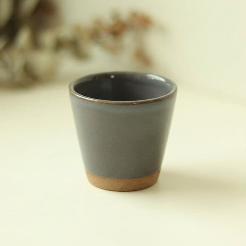 Copinho Tulipa em cerâmica artesanal — argila Cappuccino, esmalte Grafite