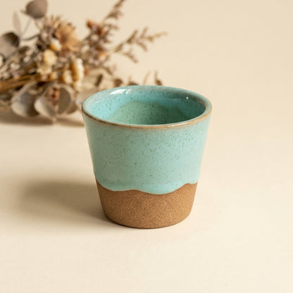 Copinho Tulipa em cerâmica artesanal — argila Cappuccino, esmalte Jujuba