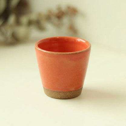 Copinho Tulipa em cerâmica artesanal — argila Cappuccino, esmalte Laranja Intenso
