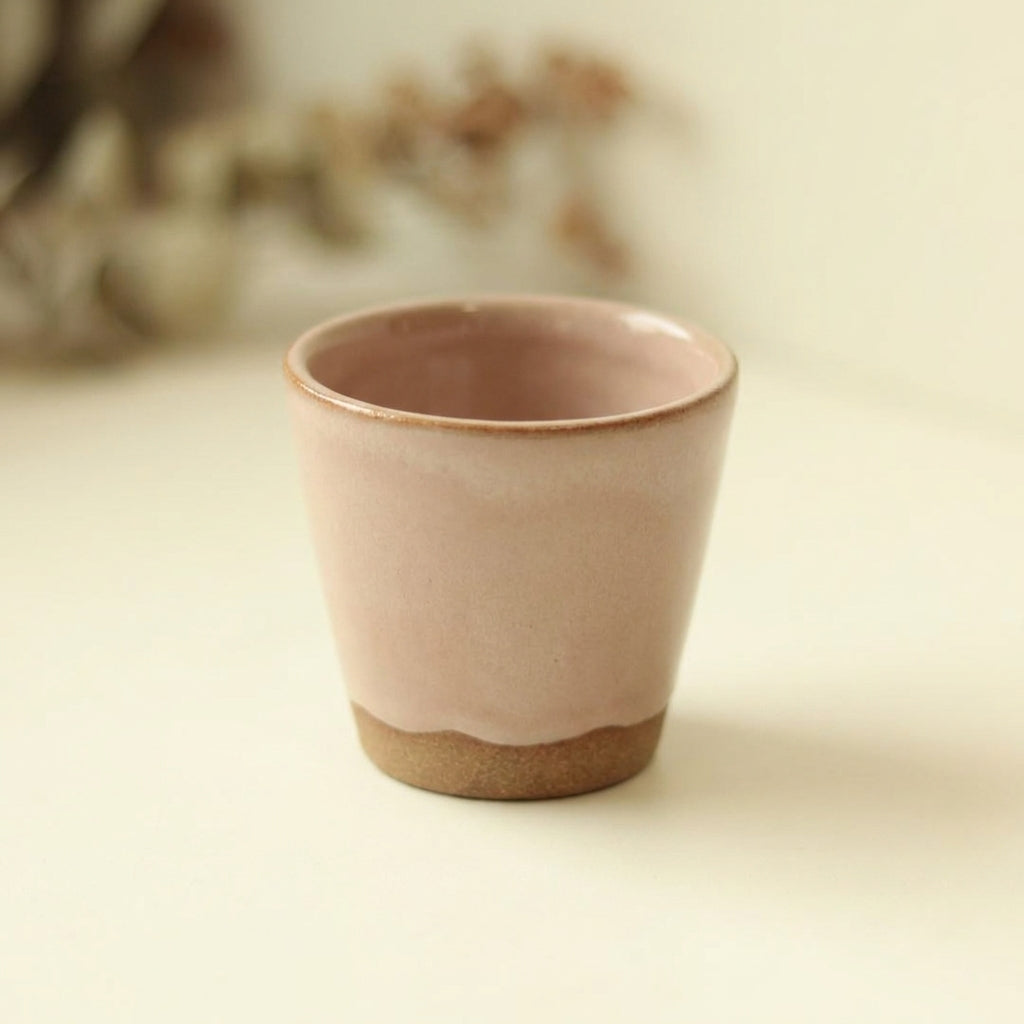 Copinho Tulipa em cerâmica artesanal — argila Cappuccino, esmalte Nude